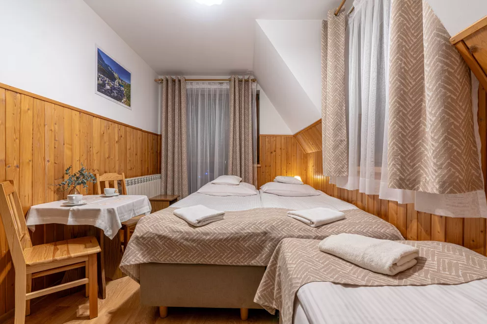 Pokój 3 osobowy z balkonem z widokiem na góry