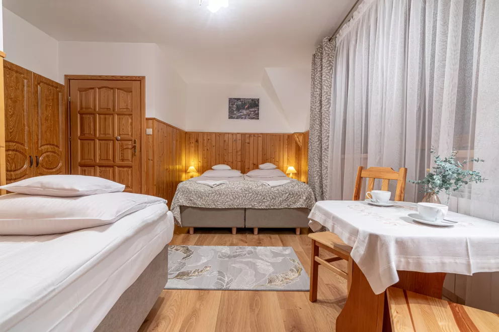 Pokój 4 osobowy z balkonem i widokiem na góry